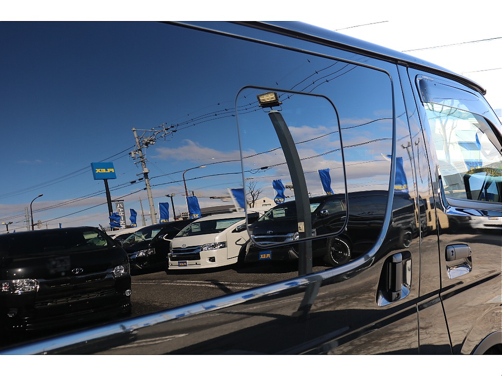 両側小窓付きスライドドア！