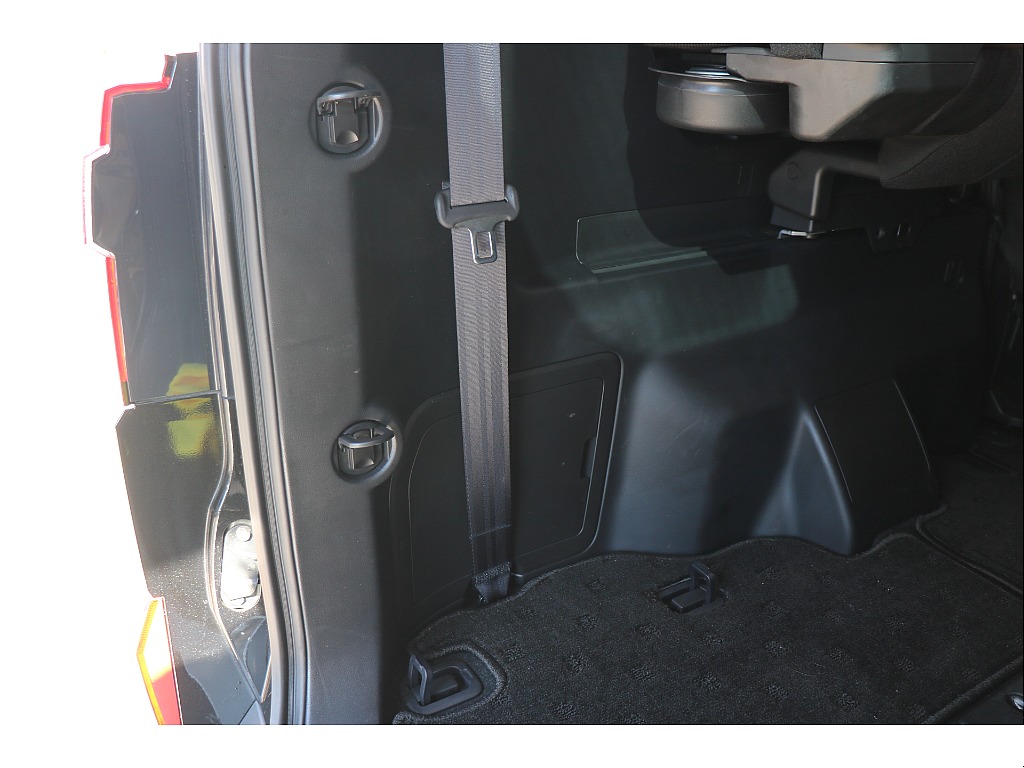 アンカーが各所に装備！アウトドアにピッタリな仕様！