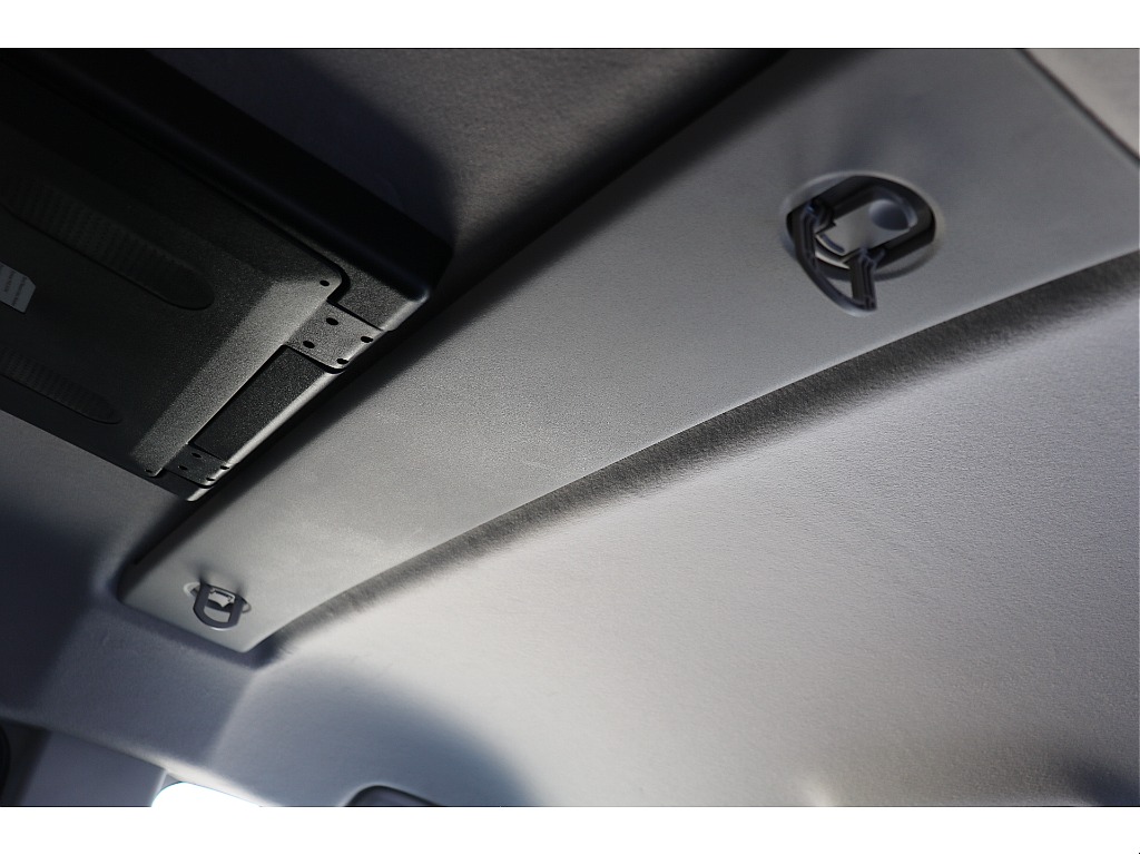 アンカーが各所に装備！アウトドアにピッタリな仕様！