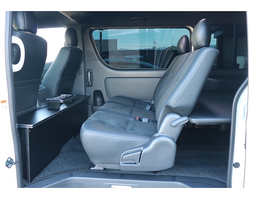 2列目足元も広々！