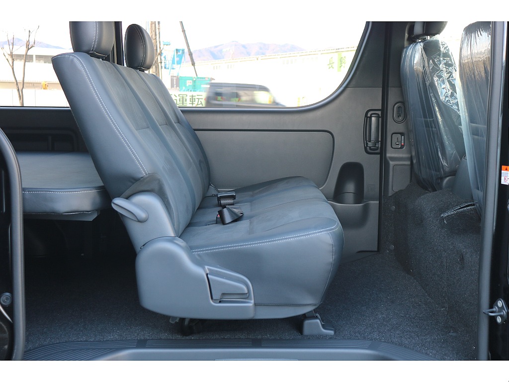 2列目足元も広々！