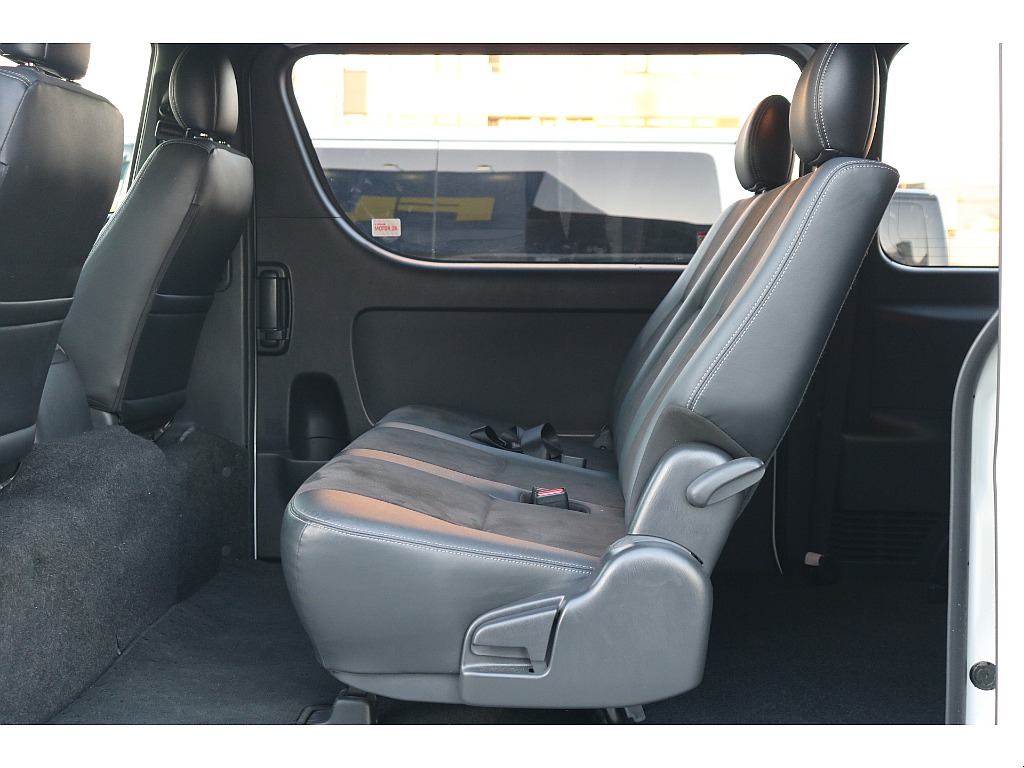 2列目足元も広々！