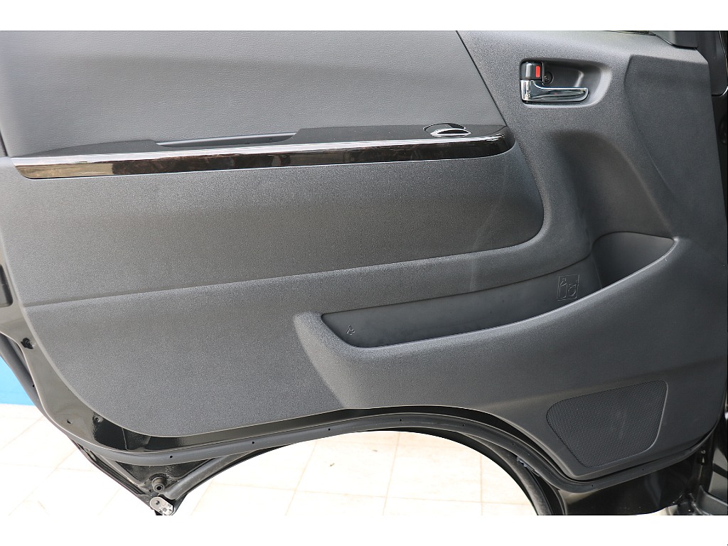 内張りも綺麗な1台！