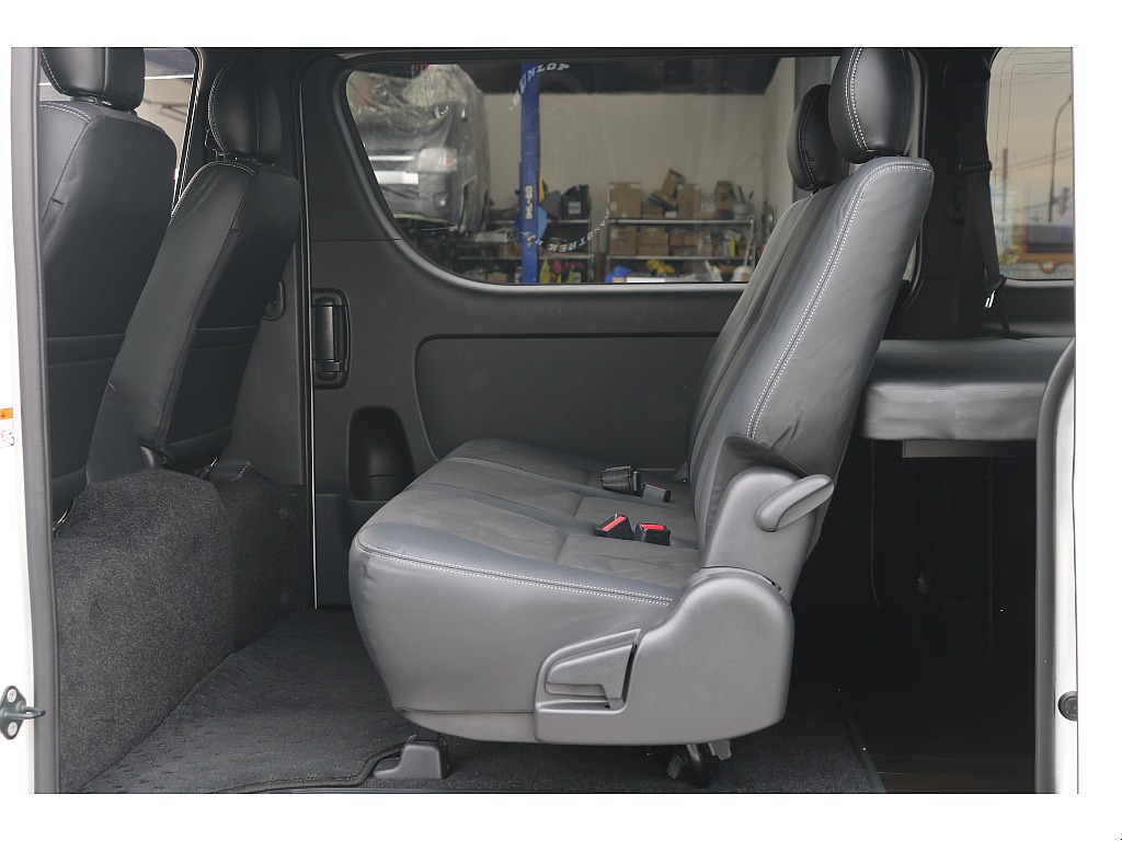 2列目足元も広々！