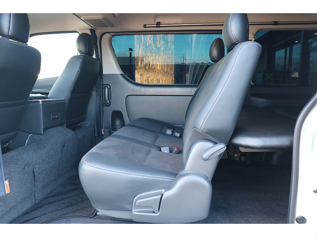 2列目足元も広々！