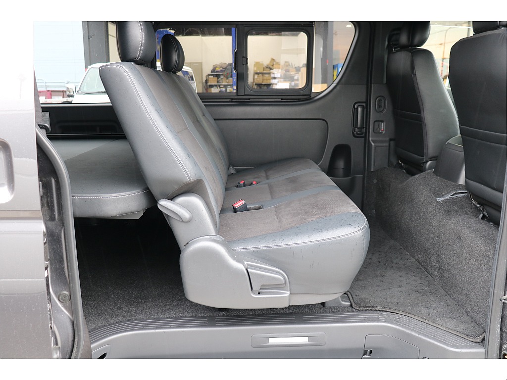 2列目足元も広々！