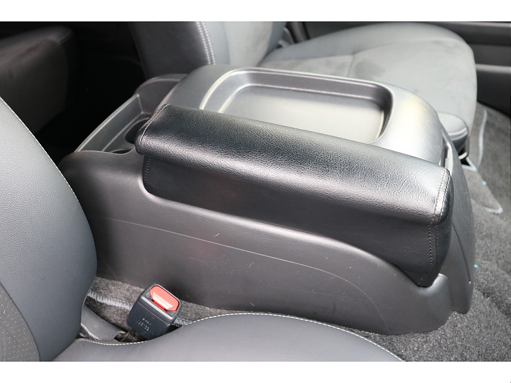 運転席アームレスト付！