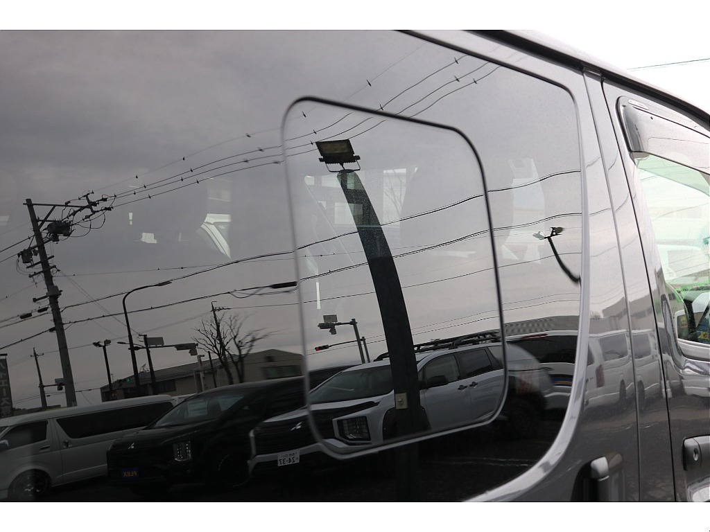 両スライドドア小窓付き！