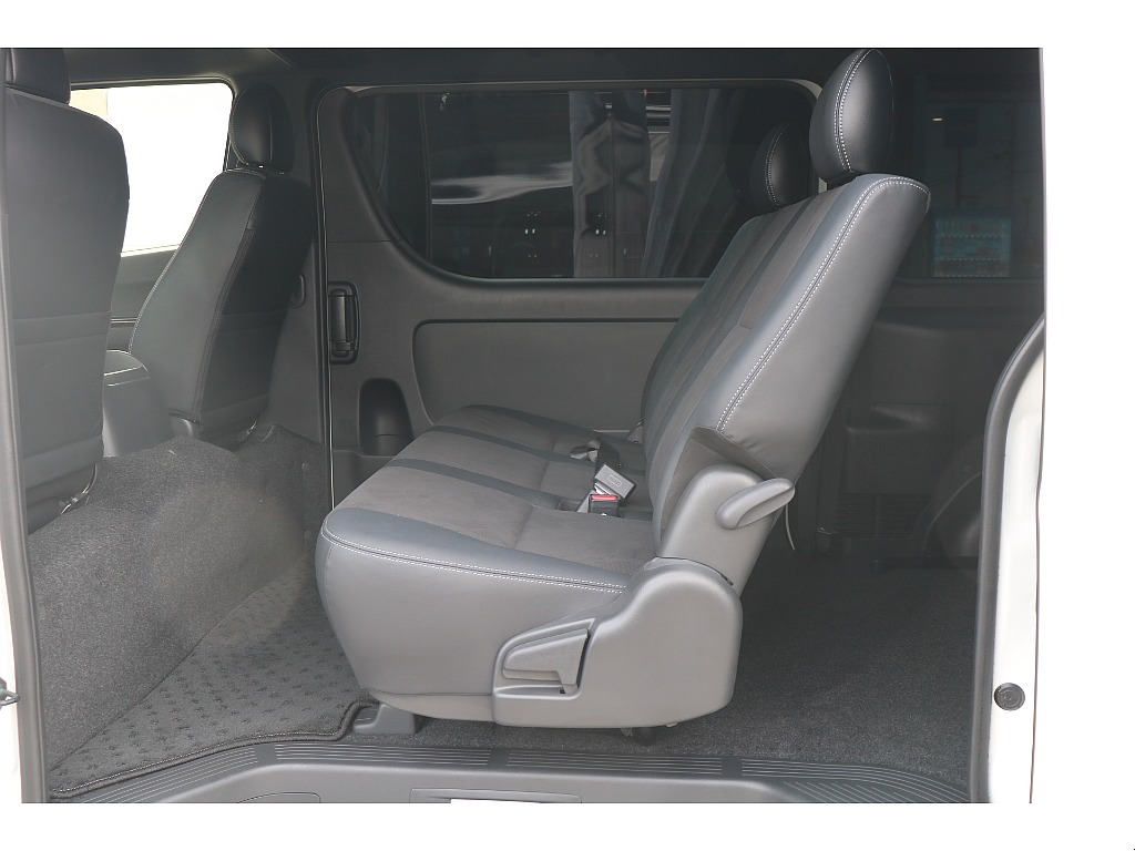 2列目足元も広々！