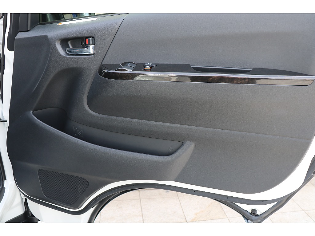 内張りも綺麗な1台！