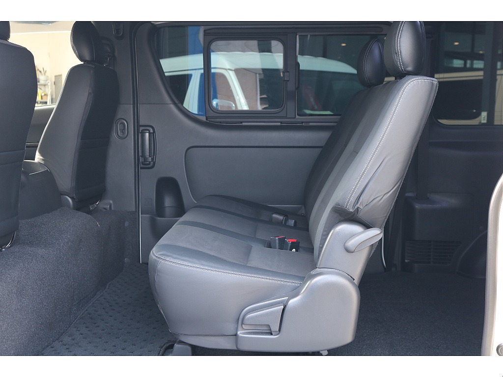 2列目足元も広々！