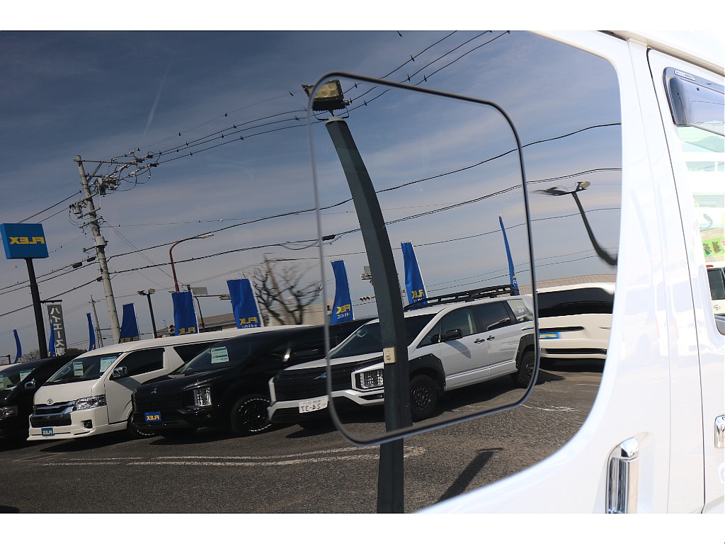 小窓付きスライドドア！