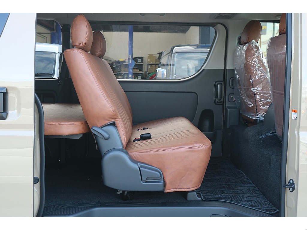 2列目足元も広々！