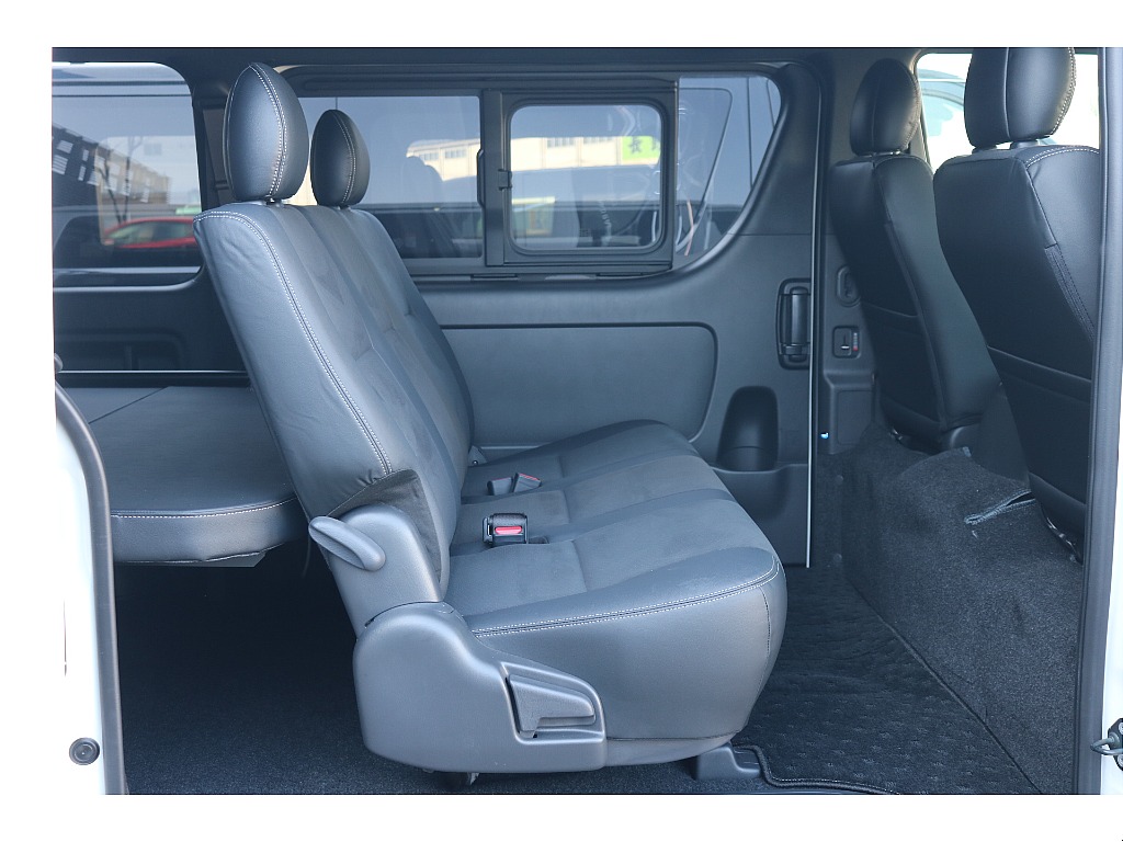 2列目足元も広々！