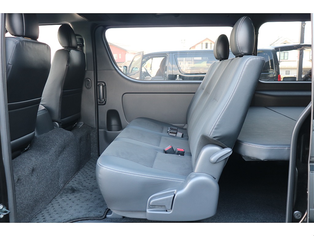 2列目足元も広々！