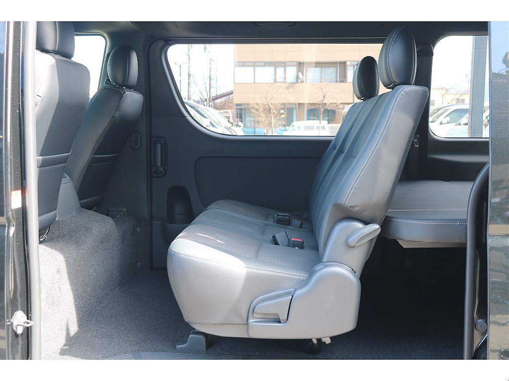 2列目足元も広々！