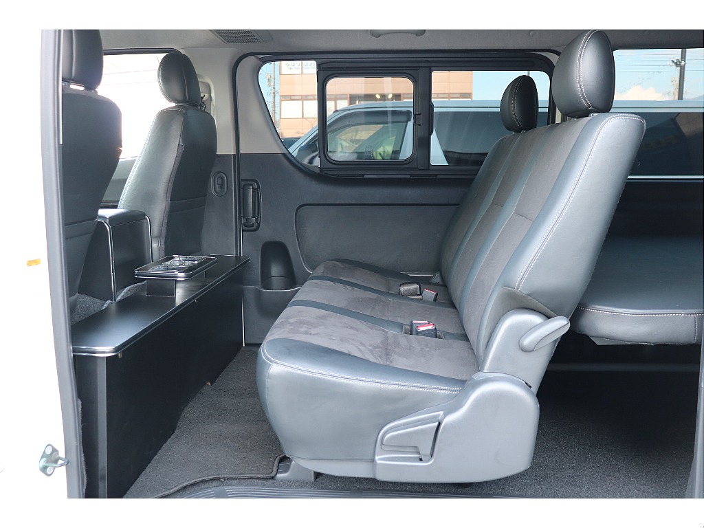 2列目足元も広々！