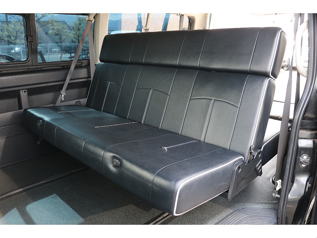 2列目シートはゆったり3人掛け！