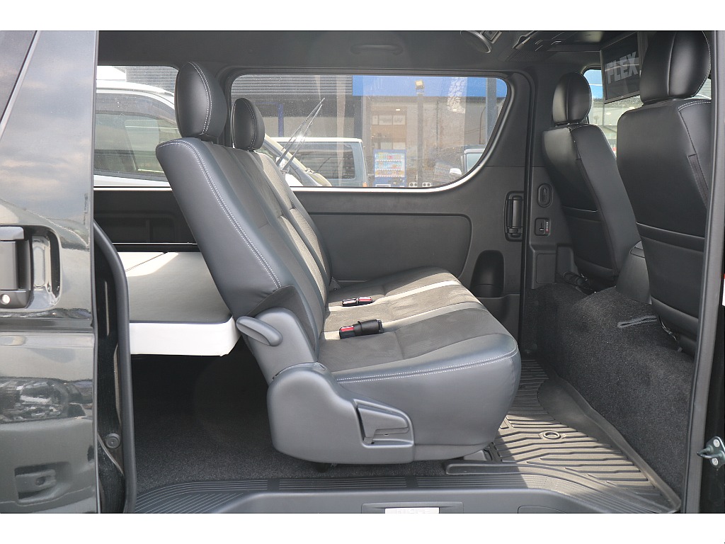 2列目足元も広々！