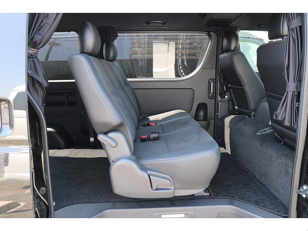 2列目足元も広々！