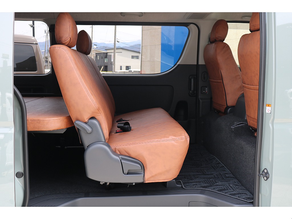 2列目足元も広々！