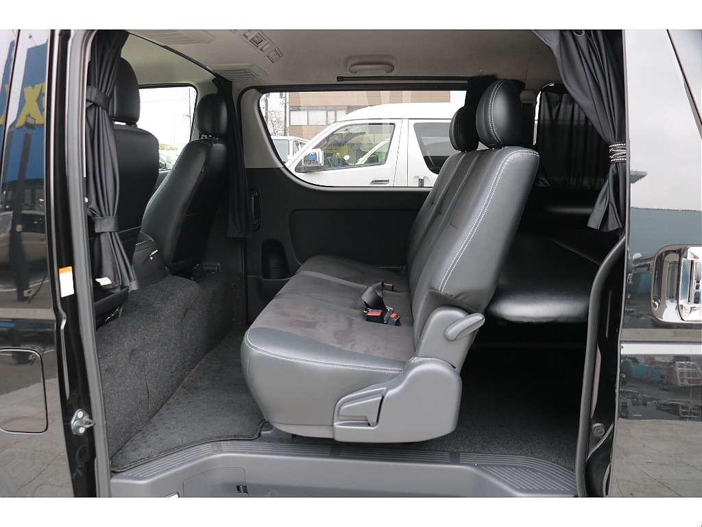 2列目足元も広々！