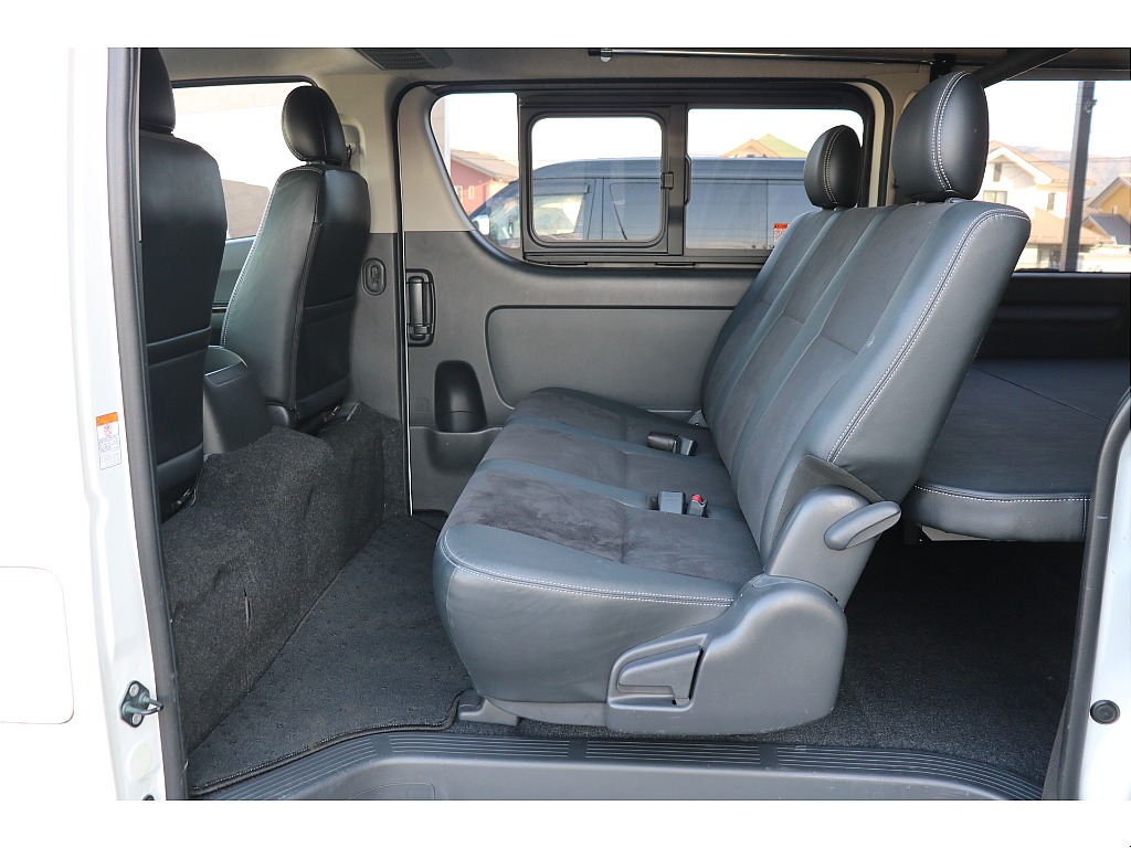 2列目足元も広々！