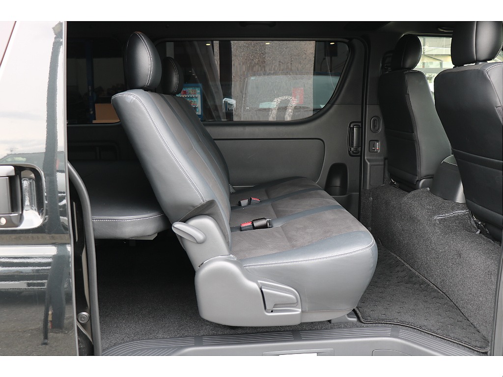 2列目足元も広々！