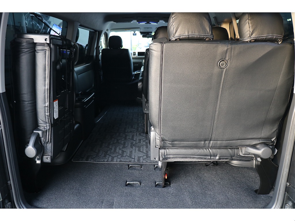 4列目シートは跳ね上げ可能！