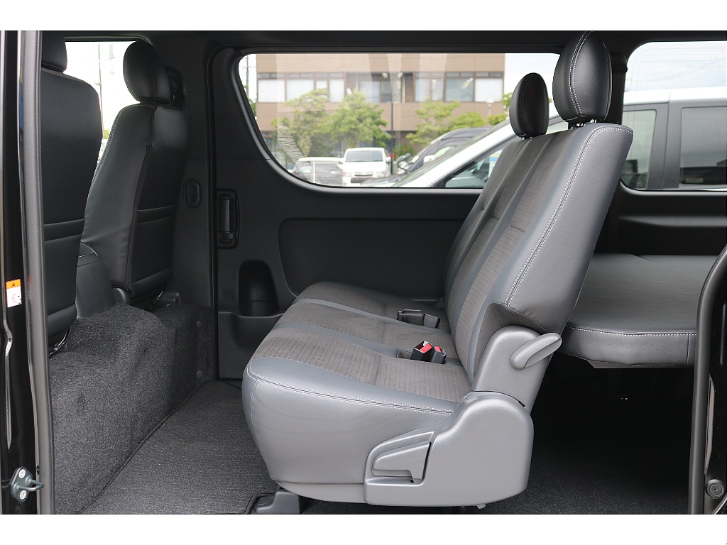 2列目足元も広々！