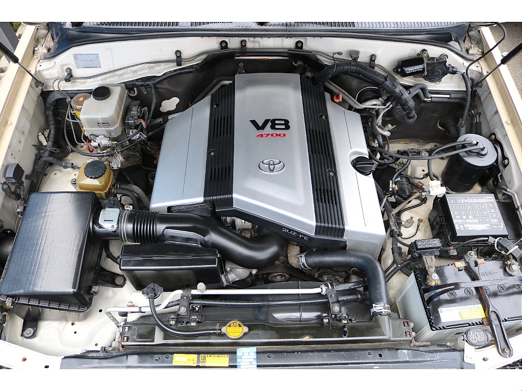 V8エンジンは1901年にフランスにて誕生しました。最初は、船や飛行機などの大きな馬力が必要な乗り物に採用されていたエンジンがこのランクル100に積んでいます（笑）