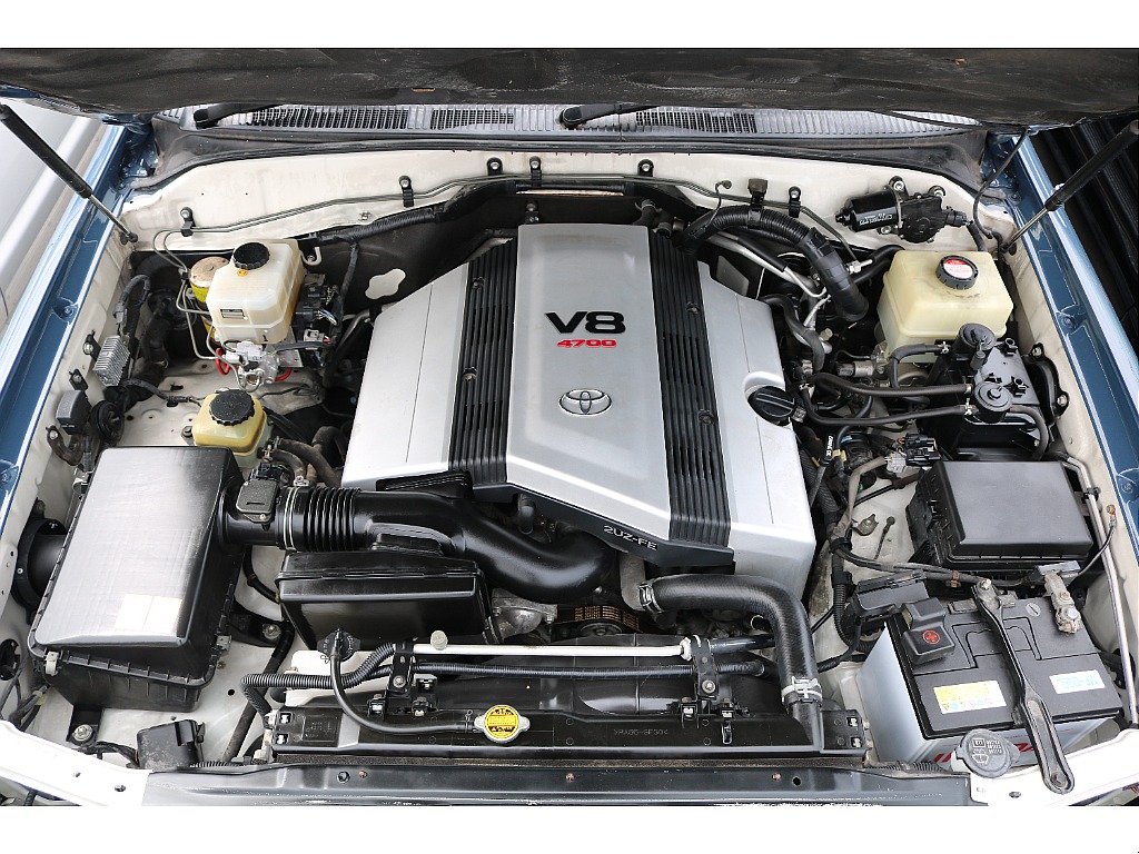 V8エンジンは1901年にフランスにて誕生しました。最初は、船や飛行機などの大きな馬力が必要な乗り物に採用されていたエンジンがこのランクル100に積んでいます（笑）