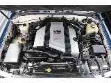 V8エンジンは1901年にフランスにて誕生しました。最初は、船や飛行機などの大きな馬力が必要な乗り物に採用されていたエンジンがこのランクル100に積んでいます（笑）