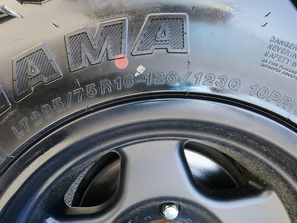 タイヤは新品☆ジオランダーMT（285/75/16）です！