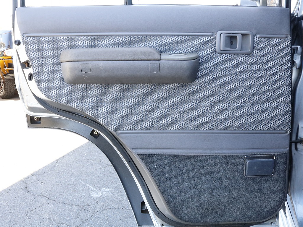 セカンドシートの内張り！
