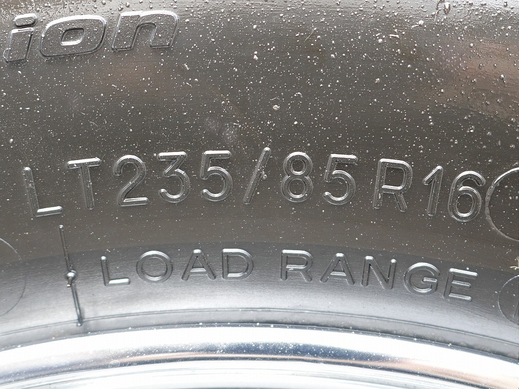 タイヤサイズは235/85/16