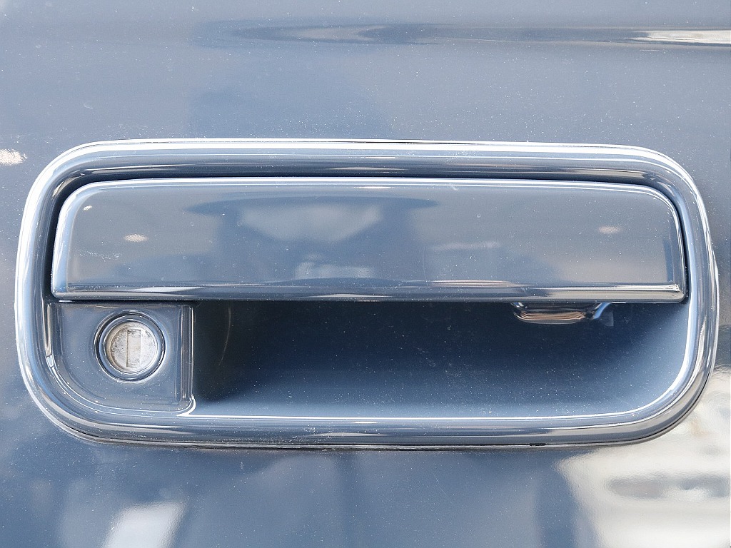 アウターハンドルもボディと同色！