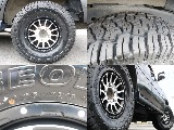 ホイールはFLEXオリジナルホイールXELF03、タイヤはYOKOHAMAジオランダー X-TA（275/70R16）です。