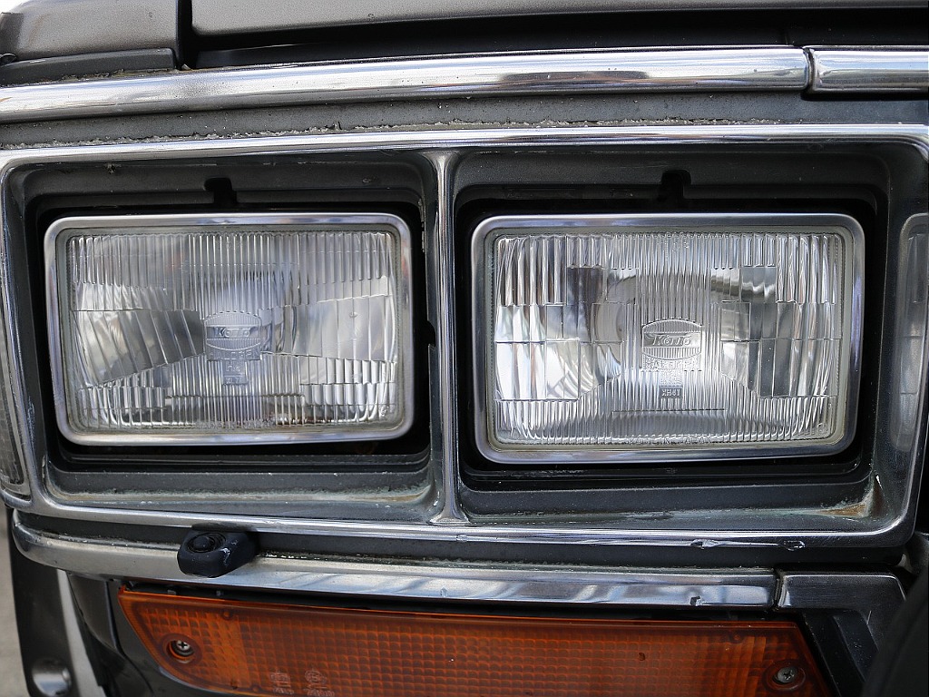 ヘッドライトは角目2灯！