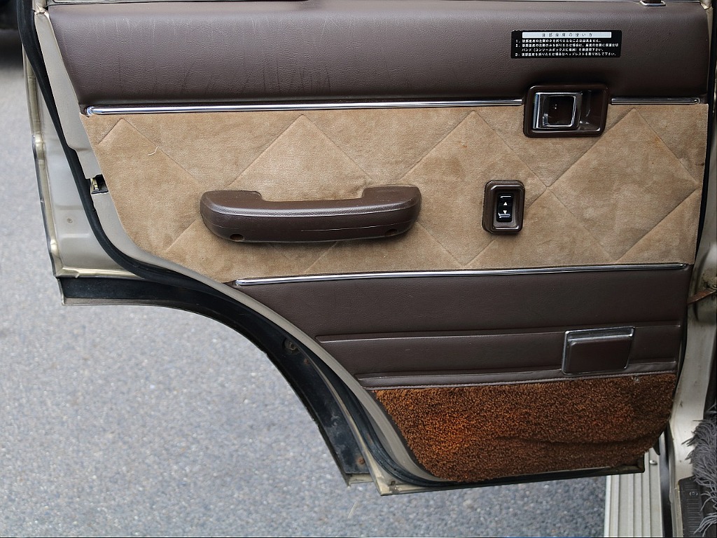 助手席側セカンドシートの内張りです！