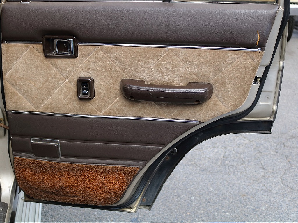 運転席側セカンドシートの内張りです。