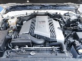 V8エンジンは1901年にフランスにて誕生しました。最初は、船や飛行機などの大きな馬力が必要な乗り物に採用されていたエンジンがこのランクル100に積んでいます（笑）