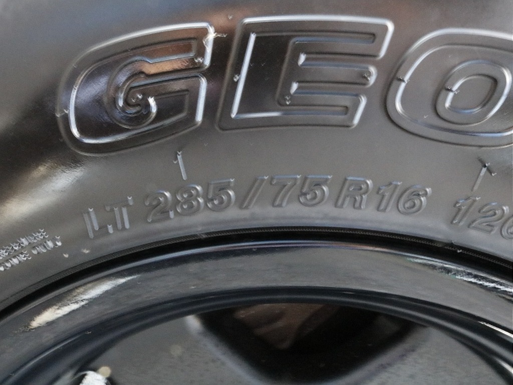 タイヤサイズは285/75R16となります。