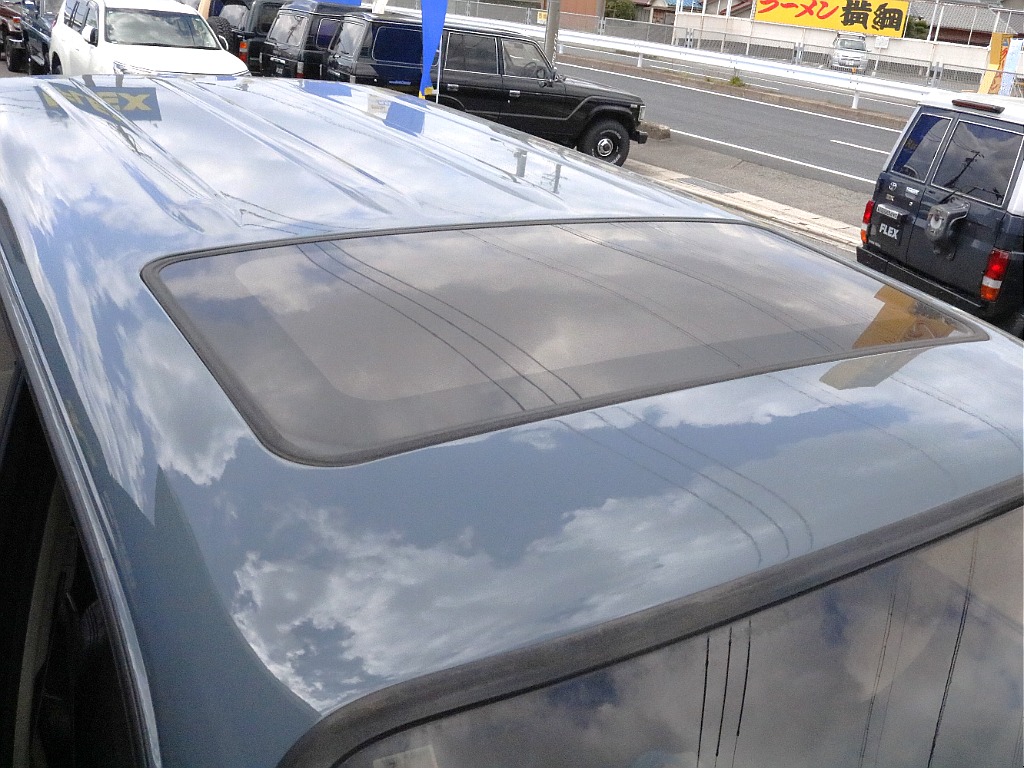 サンルーフからの太陽光により車内が明るくなることで解放感を感じることが出来ます！ルーフラックなどのカスタムも可能になりますのでお気軽にご相談ください！