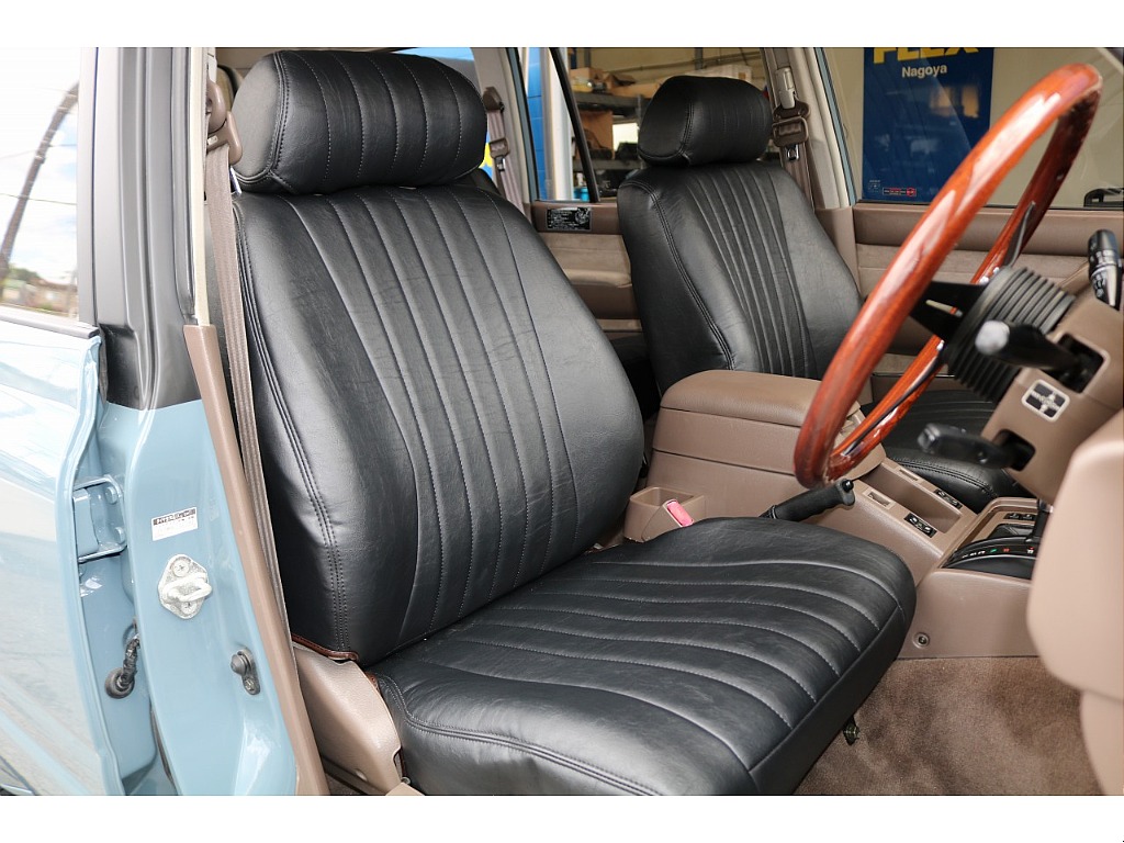 フロントシートは運転席の中でも、滞在時間が多くなりますし、皆さんのことを安全に目的地まで連れていくという重大な任務があります！快適な車内にするため、スタッフが一生懸命サポートします！