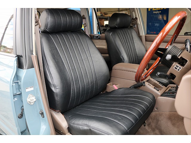 フロントシートは運転席の中でも、滞在時間が多くなりますし、皆さんのことを安全に目的地まで連れていくという重大な任務があります！快適な車内にするため、スタッフが一生懸命サポートします！