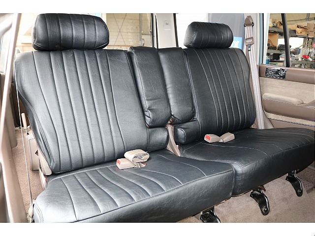 セカンドシートには、チャイルドシートの取り付けも可能です！オシャレな車両ですが、ちゃんと実用性も備えていて、小さいお子様がいるご家族でも、ファミリーカーとしてご利用出来ます♪