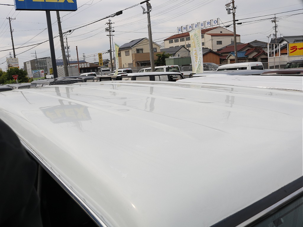 ルーフにはいくつか凹みが散見されますが、お乗り頂くには特に気にならないレベルです！もちろんご希望に応じて修理、またはルーフラックなどの取付も可能です！