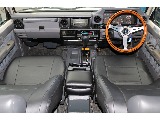 グレー内装にナルディのウッドステアリングが映えてオシャレな内装です♪お客様お好みのシートカバーの取り付けも大歓迎です！スタッフにご相談ください☆
