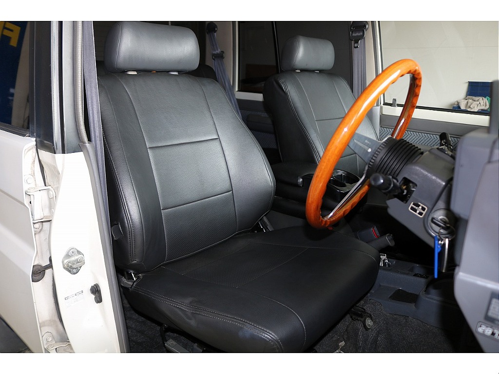 運転席はお車の中でも一番滞在時間が長くなる場所です。オーナー様のこだわりが詰まった特等席のサポートをさせて頂ければと思います。